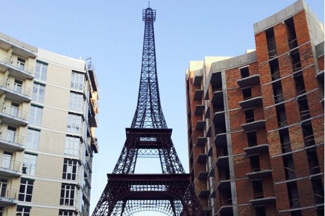 В Киеве установили 16-метровую Эйфелеву башню