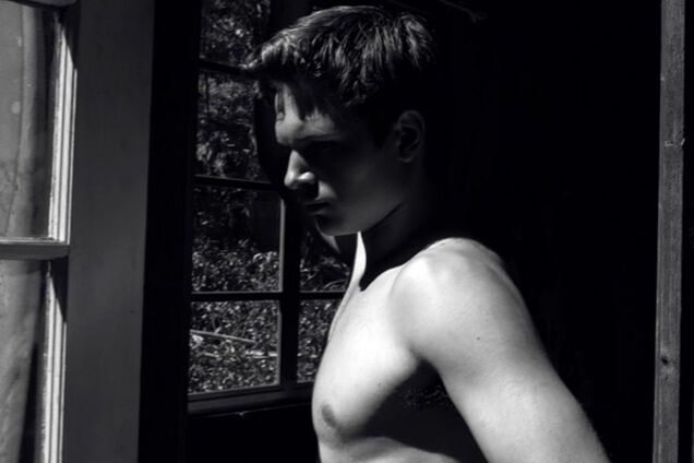 Звезда 'Дивергента' топлесс для журнала Hero