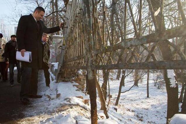 Опасный забор киевского ботсада отремонтируют за 8 млн грн