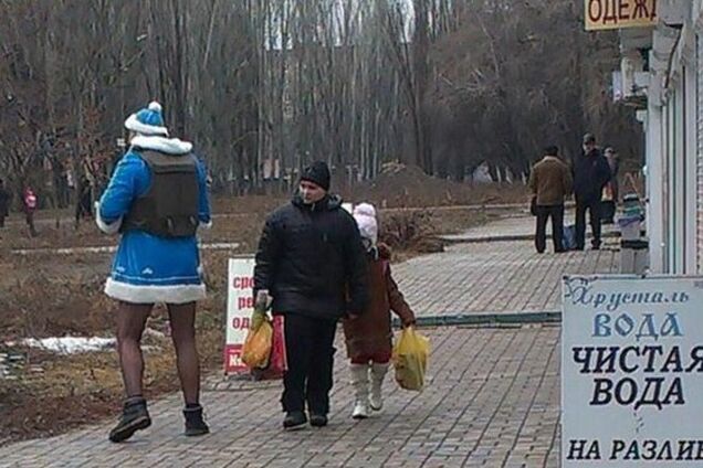 В сети показали террориста-Снегурочку в бронежилете: фотофакт