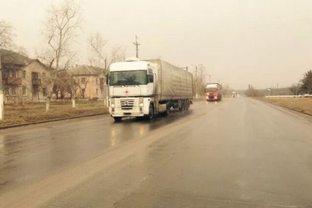 'Красный крест' везет помощь в Луганск. Фотофакт