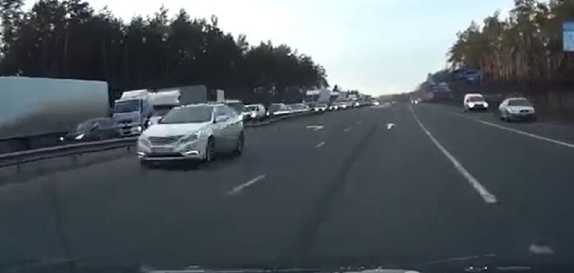 Ау, ГАИ! На 'смертельной трассе' Киев - Одесса автомобили едут по встречке: опубликовано видео