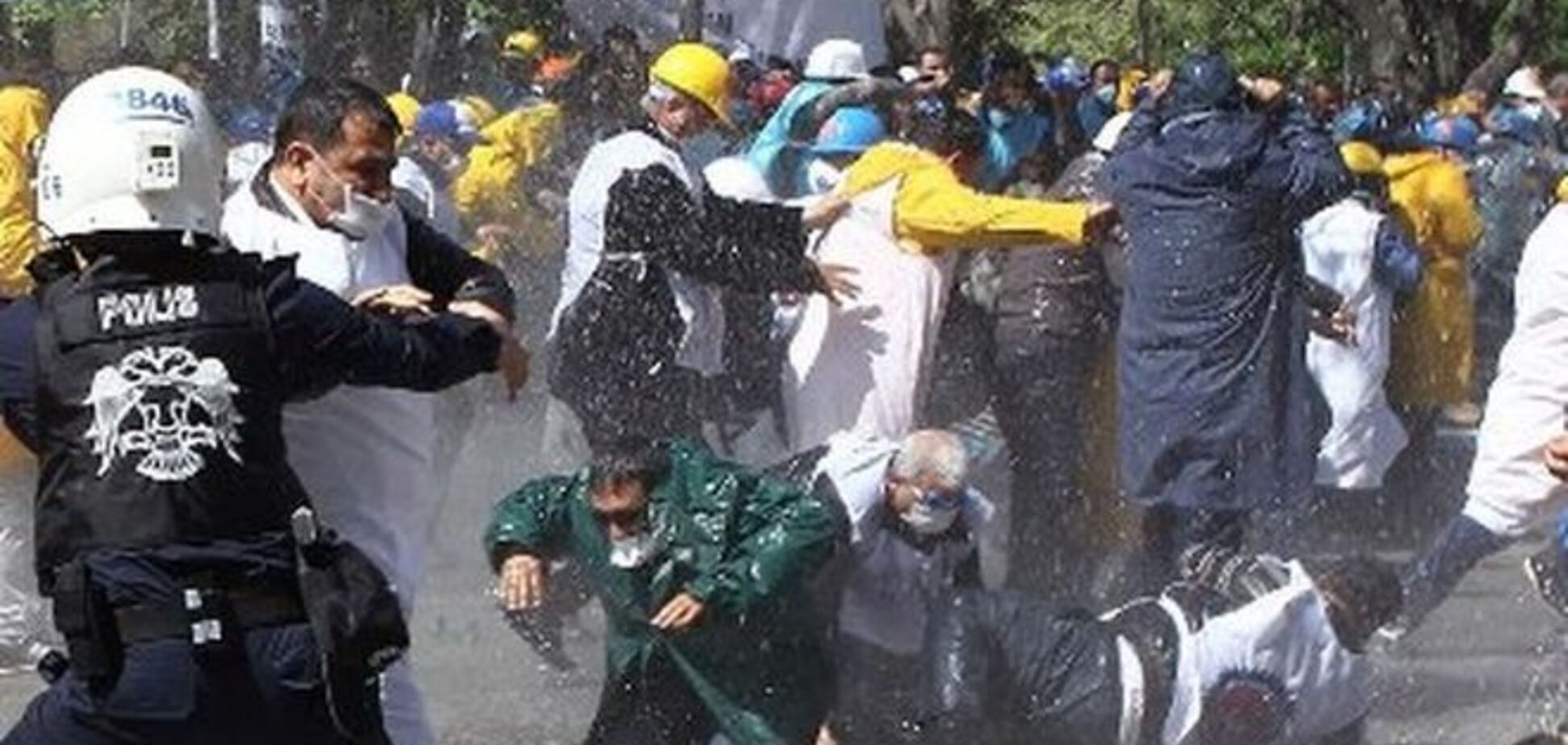 Против сторонников светского образования полиция Турции применила водометы и газ