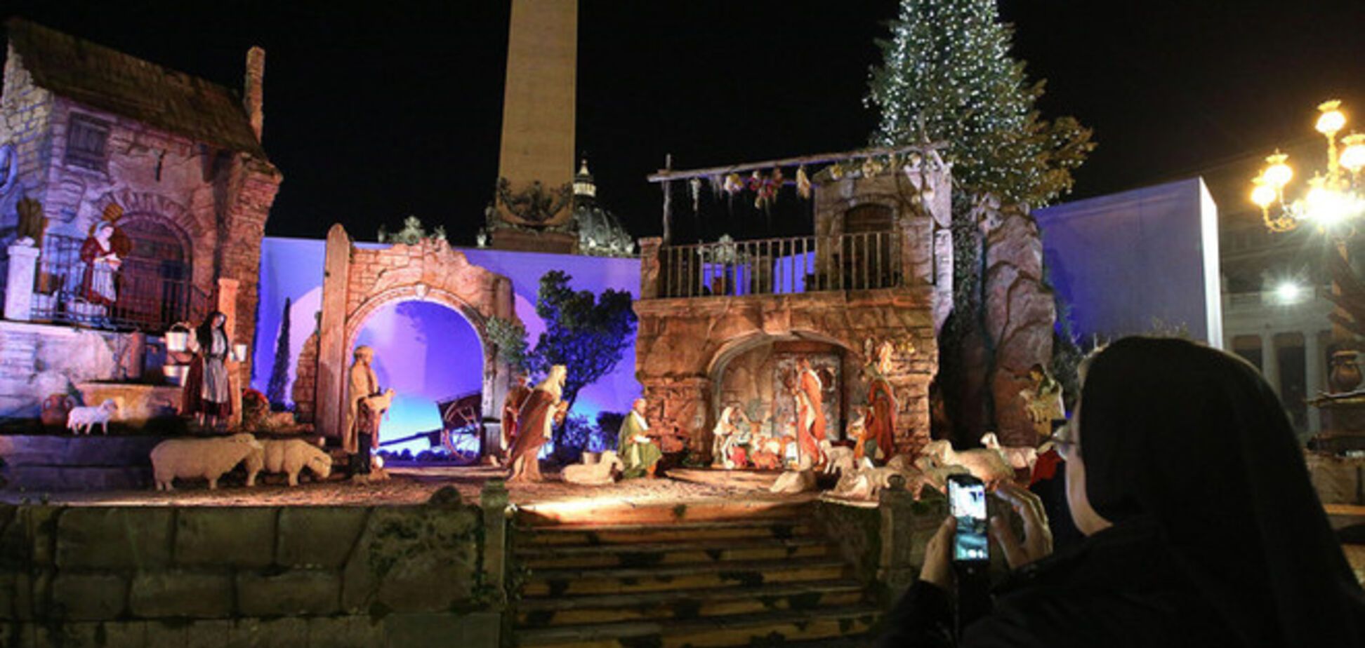 В Ватикане зажгли рождественскую ель. Опубликованы фото и видео