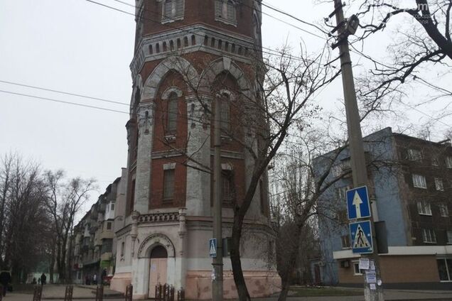 В Мариуполе горсовету пришлось переехать в водонапорную башню: фотофакт