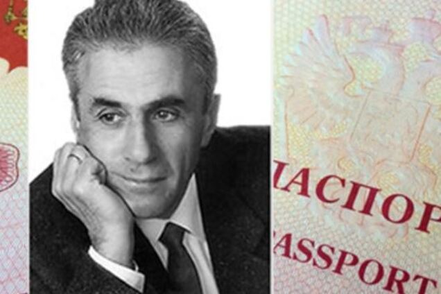 Мне не нужен этот непочетный документ! Литератор отказался от гражданства РФ на страницах паспорта