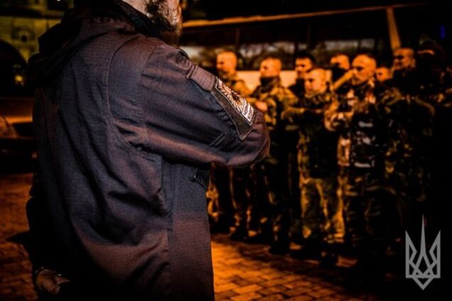 Полк 'Азов' получил подкрепление: трогательные фото отправки героев в зону АТО