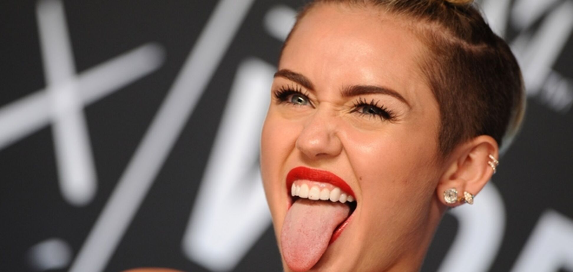 Майли Сайрус пытается копировать стиль Валерия Бебко из 'The HardKiss' и Дзидзьо