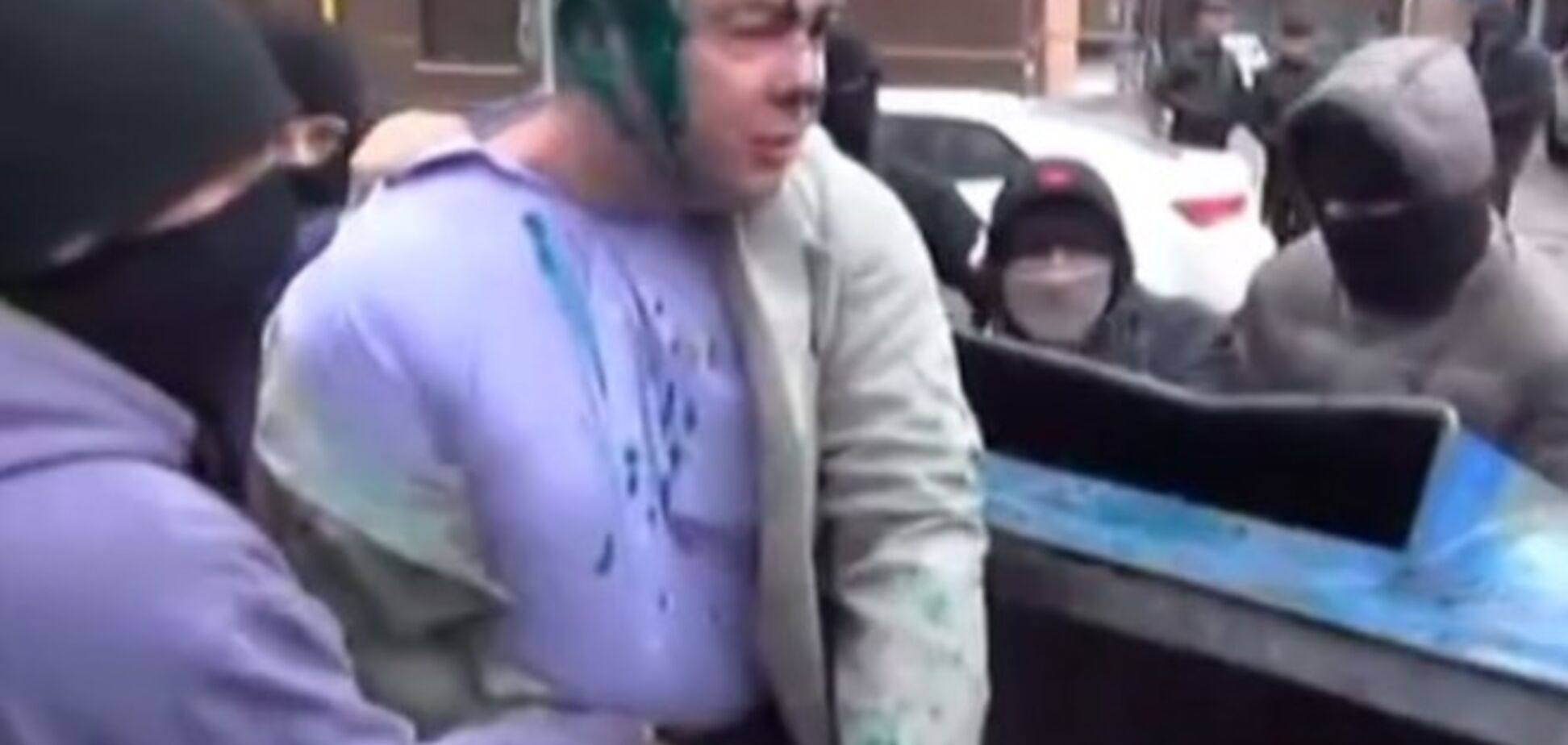 В Тернополе чиновника облили зеленкой и бросили в мусорник: опубликовано видео