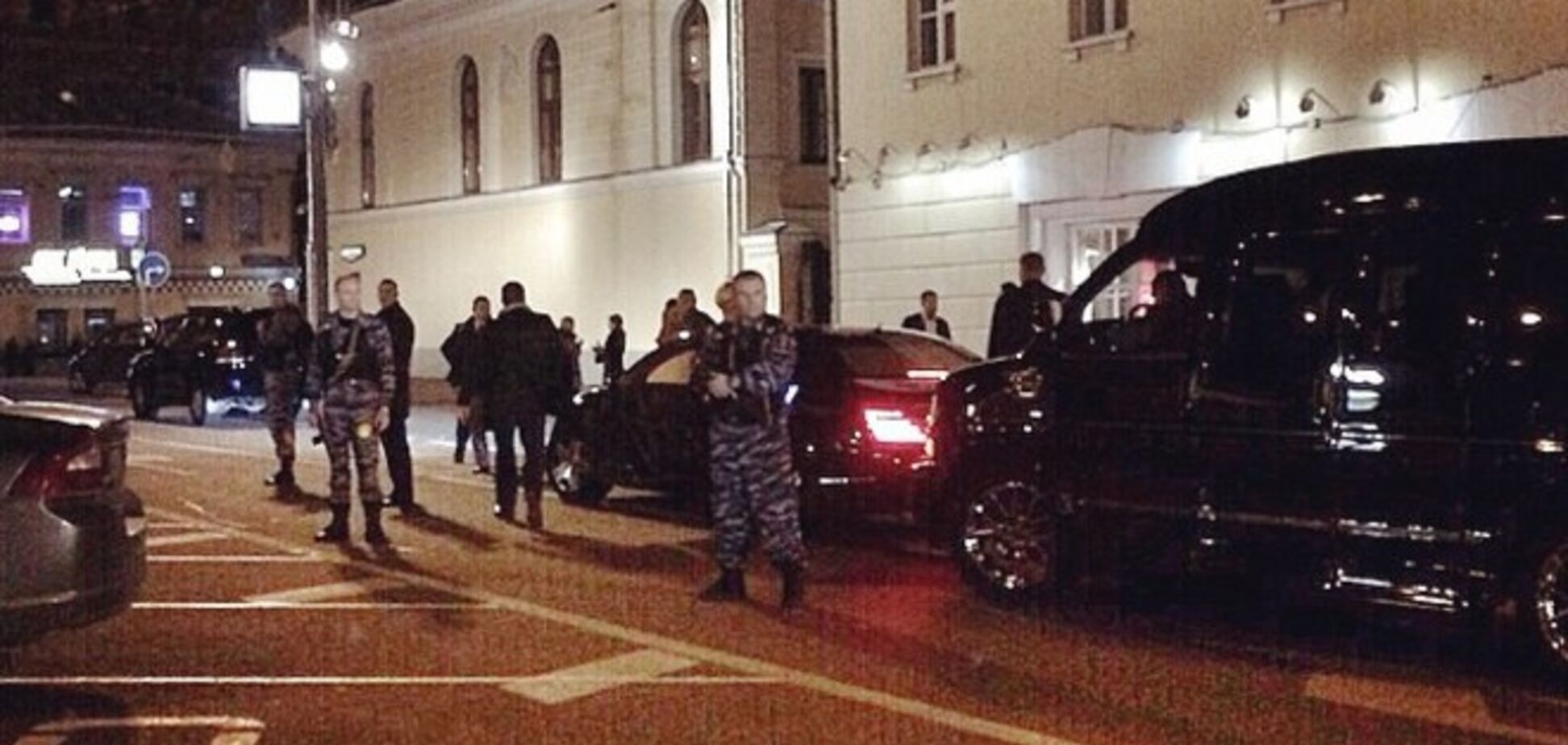 Ночные посиделки Кабаевой в кафе охраняла рота автоматчиков. Фотофакт