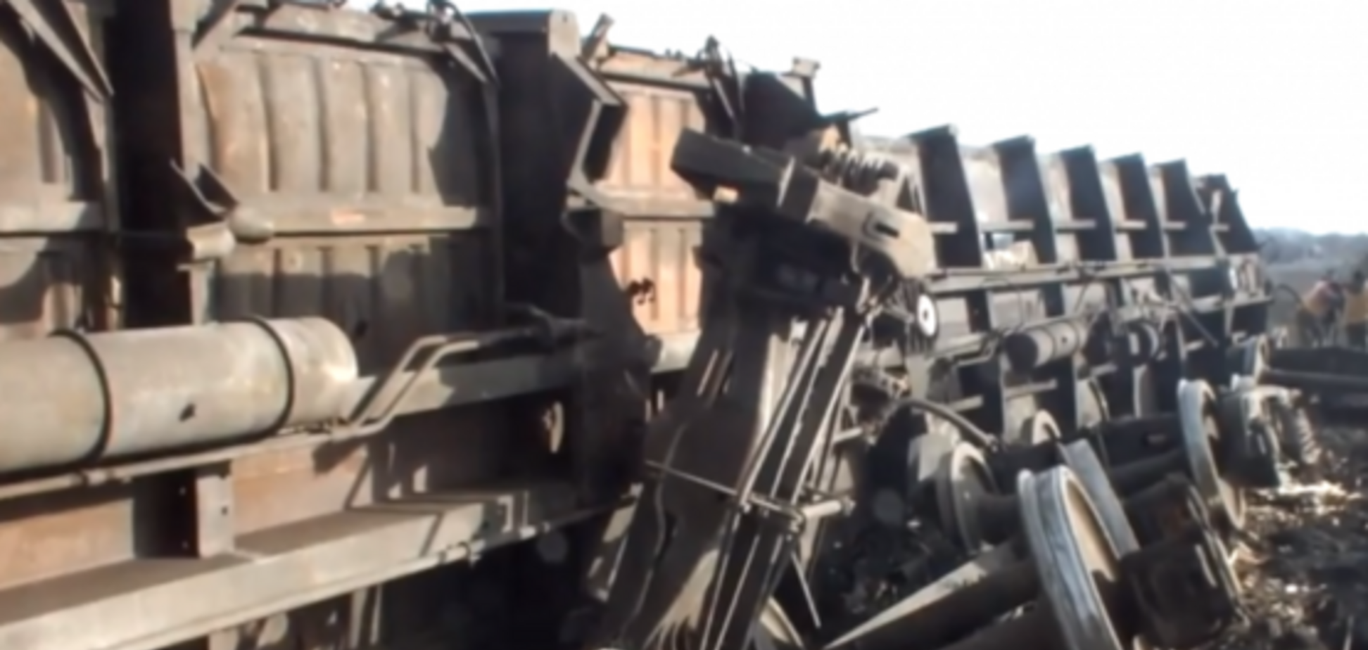 В Макеевке перевернулись вагоны c углем: фото аварии