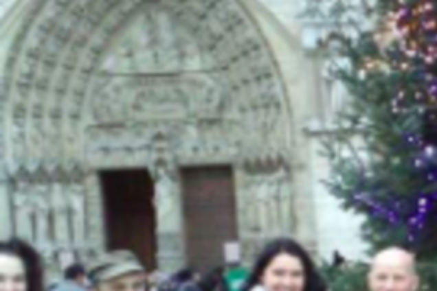 Російську ялинку в Парижі прикрасили синьо-жовтими стрічками