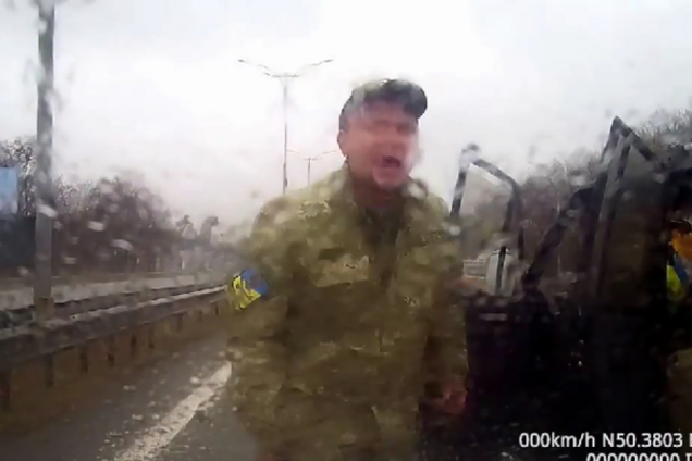 Пьяные 'айдаровцы' устроили дебош на трассе: избили водителя и напугали его беременную жену. Видеофакт