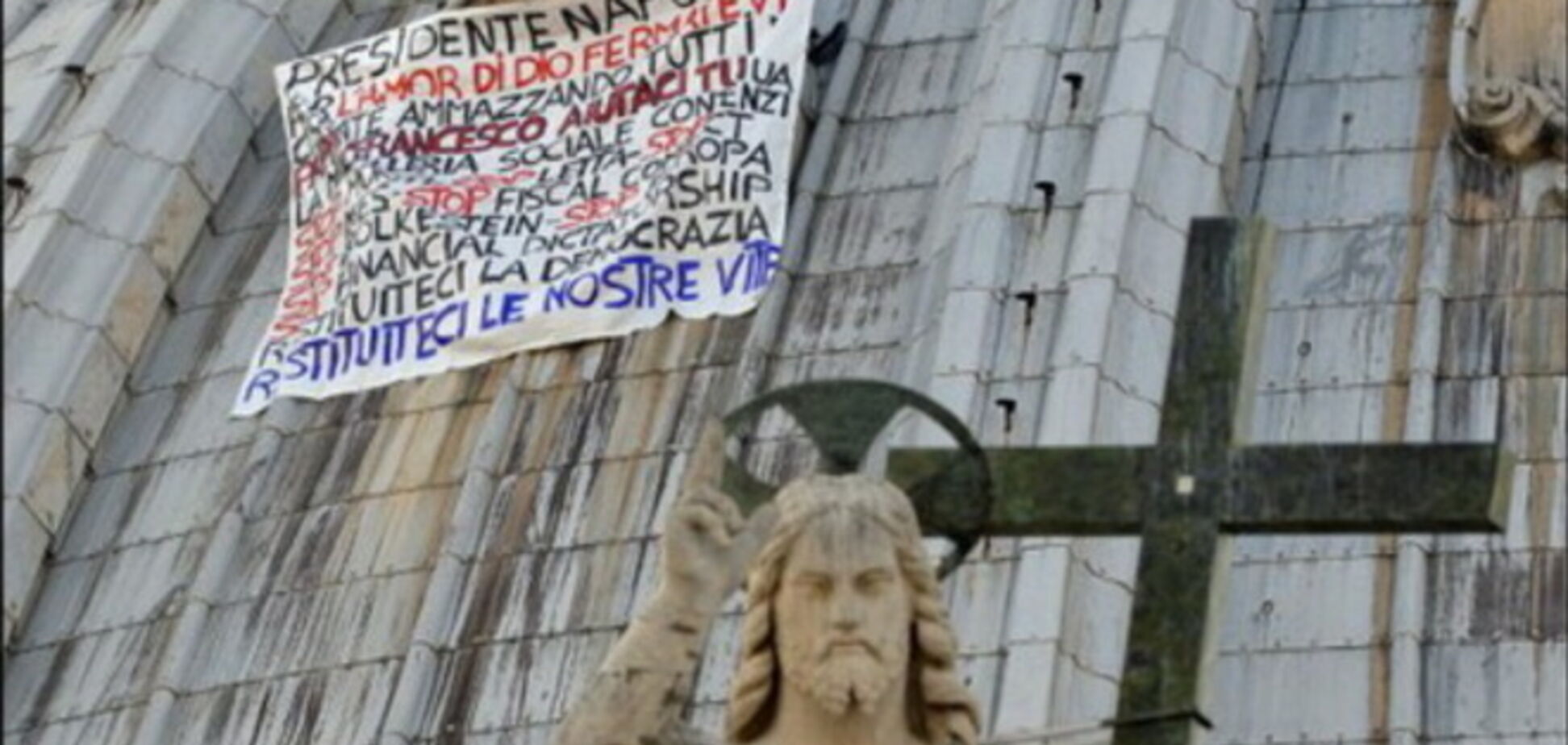 В  Риме бизнесмен в знак протеста в пятый раз забрался на купол собора Св. Петра: фотофакт