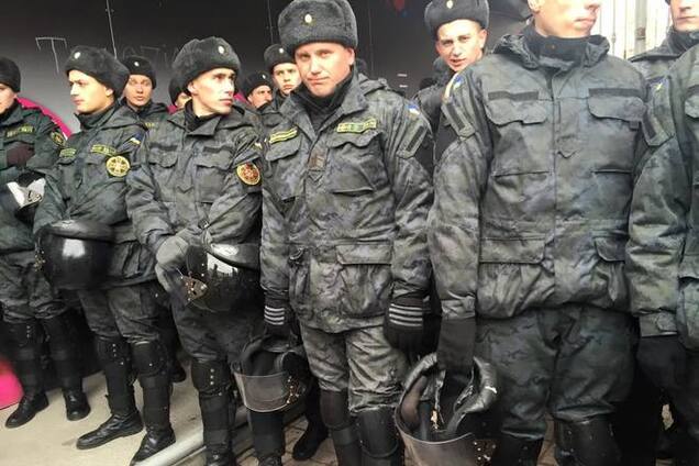 Сотни нацгвардейцев преградили возмущенным киевлянам вход в КГГА: фото