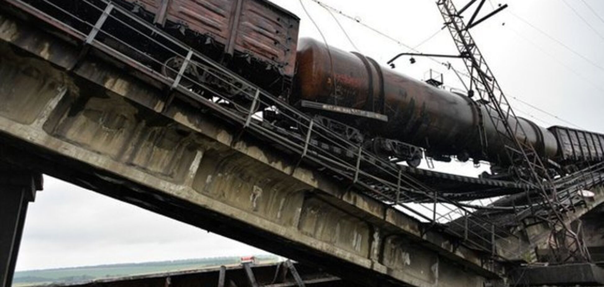 В Мариуполе взлетел в воздух железнодорожный мост
