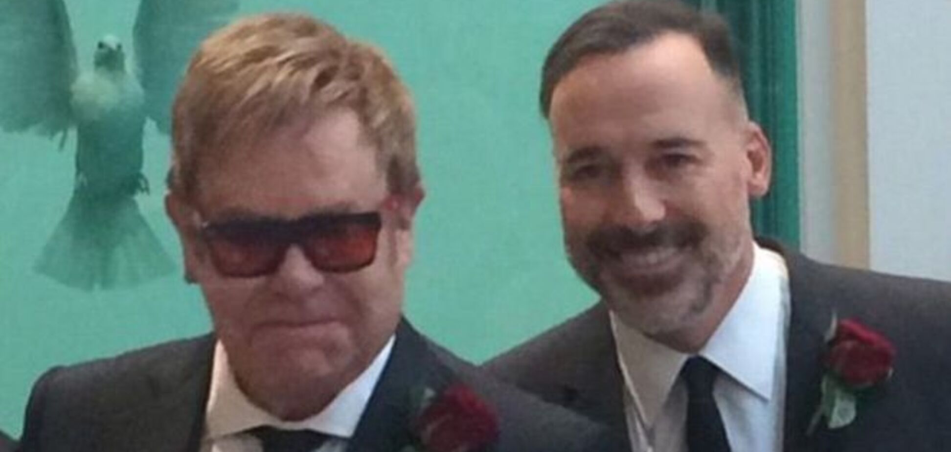 В сети появились фотографии со свадьбы Элтона Джона