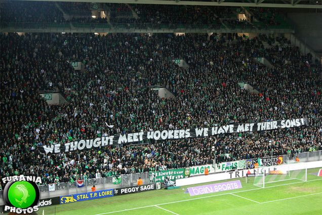 Французские фанаты вывесили оскорбительный баннер об украинских ультрас