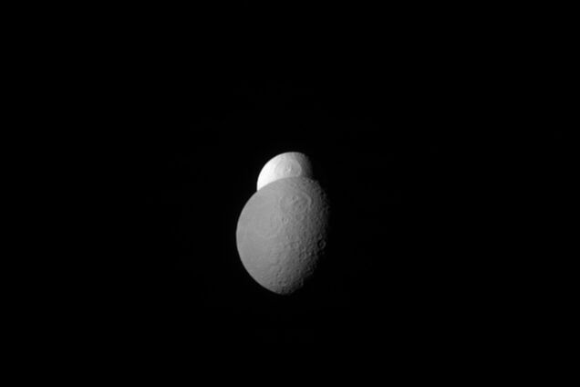 NASA отримало незвичайне фото супутників Сатурна