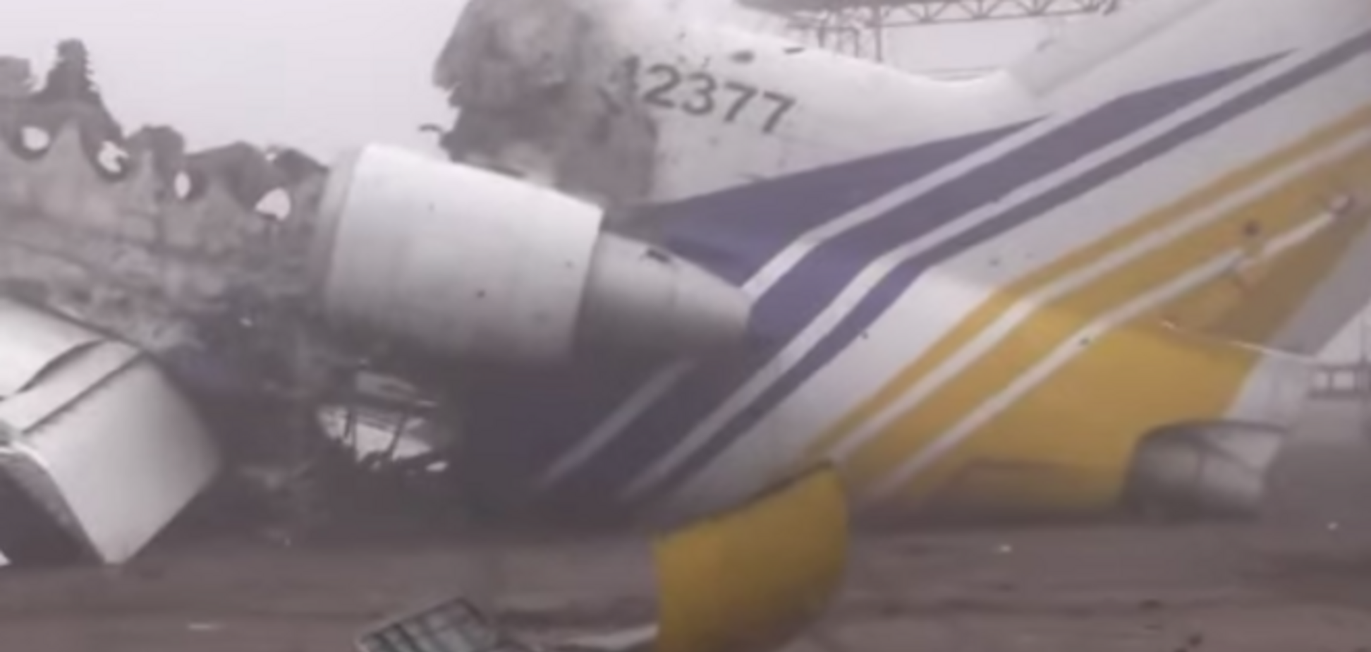 Груды металлолома: опубликовано видео останков самолетов в донецком аэропорту