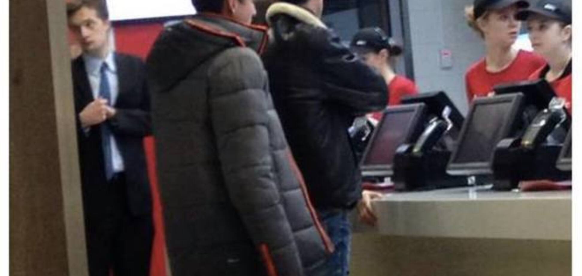 Порошенко засекли в фаст-фуде. Опубликовано фото