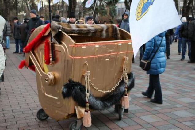 Гонтаревой привезли под Раду 'золотой' мусорник с Wi-Fi: опубликованы фото