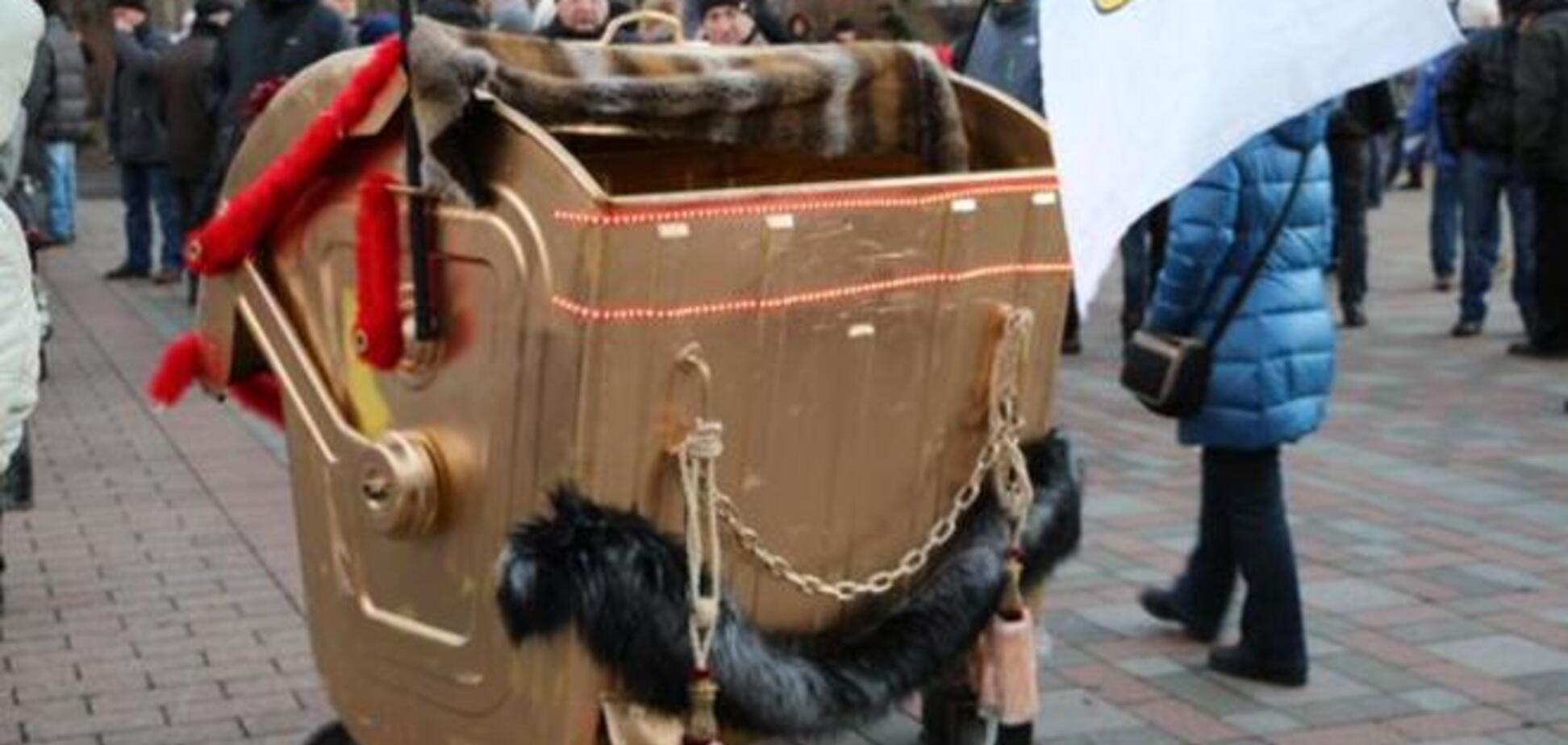 Гонтаревой привезли под Раду 'золотой' мусорник с Wi-Fi: опубликованы фото