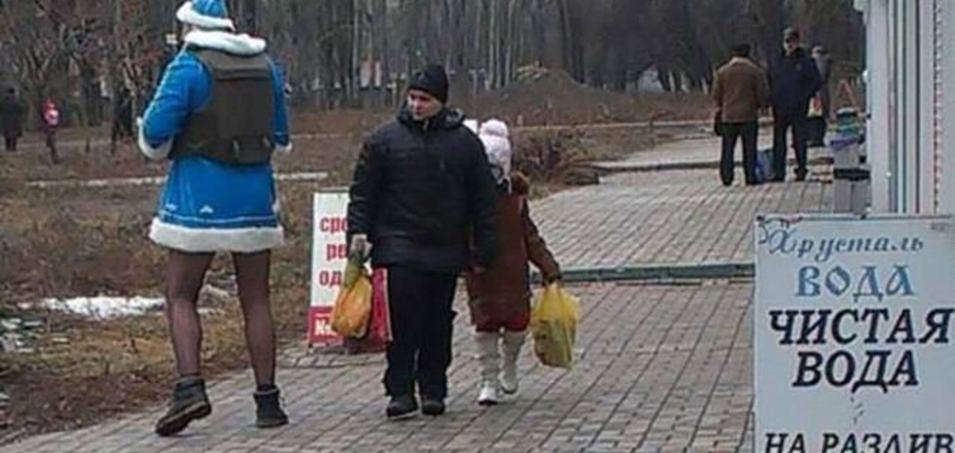 Террорист-'снегурочка' гуляет по Донецку в бронежилете