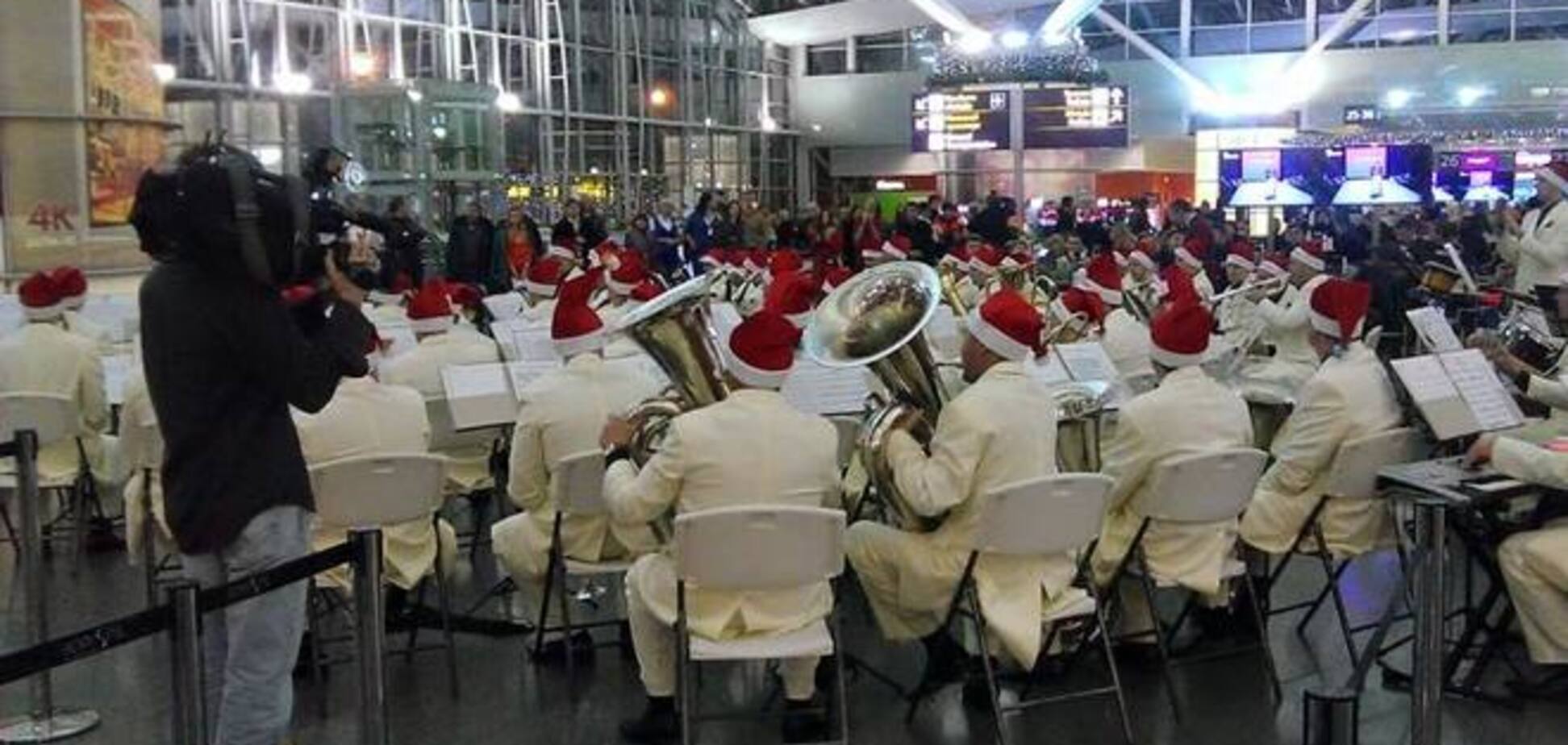 В аэропорту 'Борисполь' выступил оркестр Санта Клаусов: фото и видео праздника