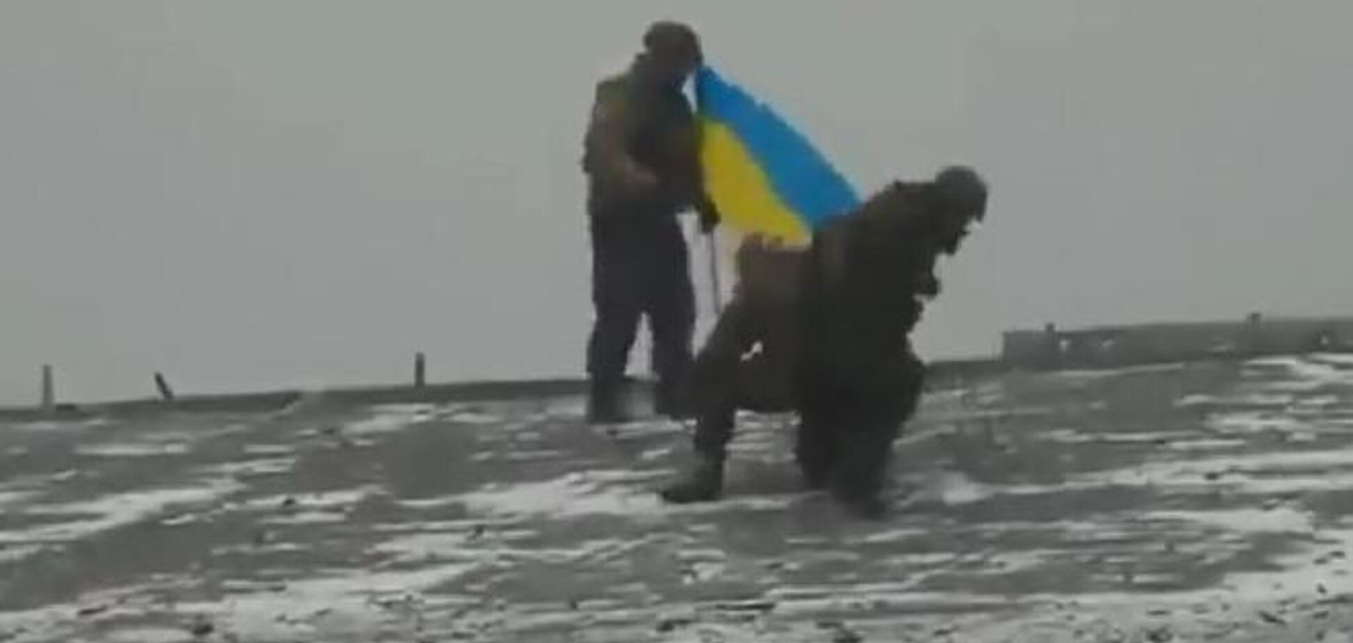 'Киборг' рассказал, как вешал украинский флаг в донецком аэропорту