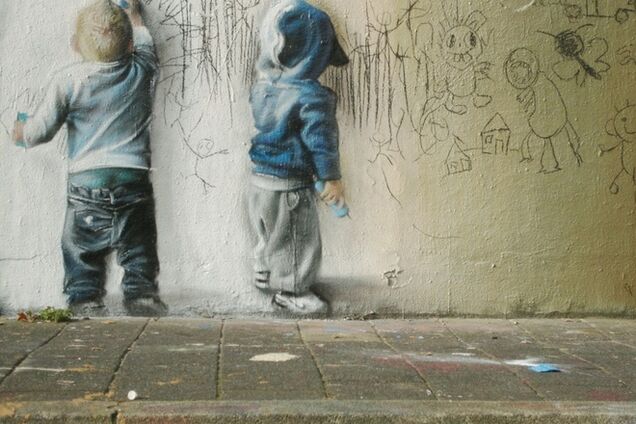 В Крыму юные 'тимуровцы' рисуют трезубцы и пугают педагогов 'правосеками'