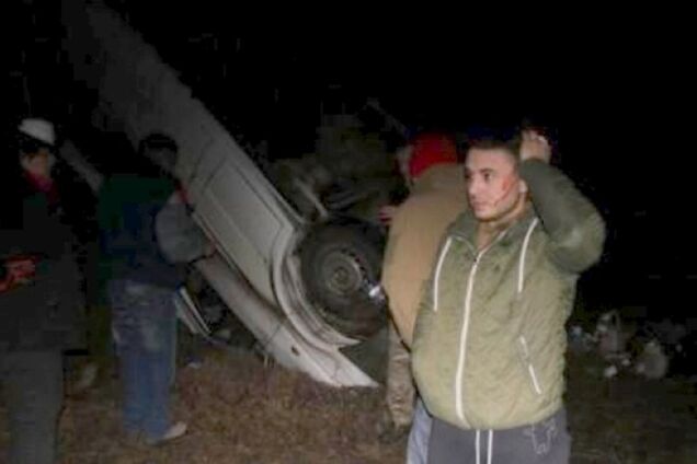 Микроавтобус с Тарасом Тополей, возвращающимся из АТО, перевернулся на трассе