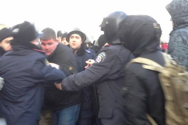 'Приди и открой горсовет' в Харькове: драки в центре города и на выезде, появилась милиция с оружием
