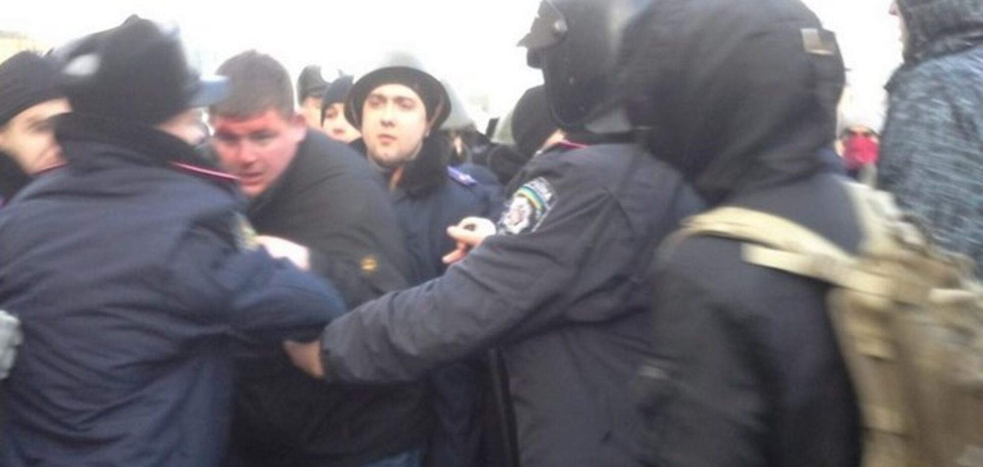 'Приди и открой горсовет' в Харькове: драки в центре города и на выезде, появилась милиция с оружием