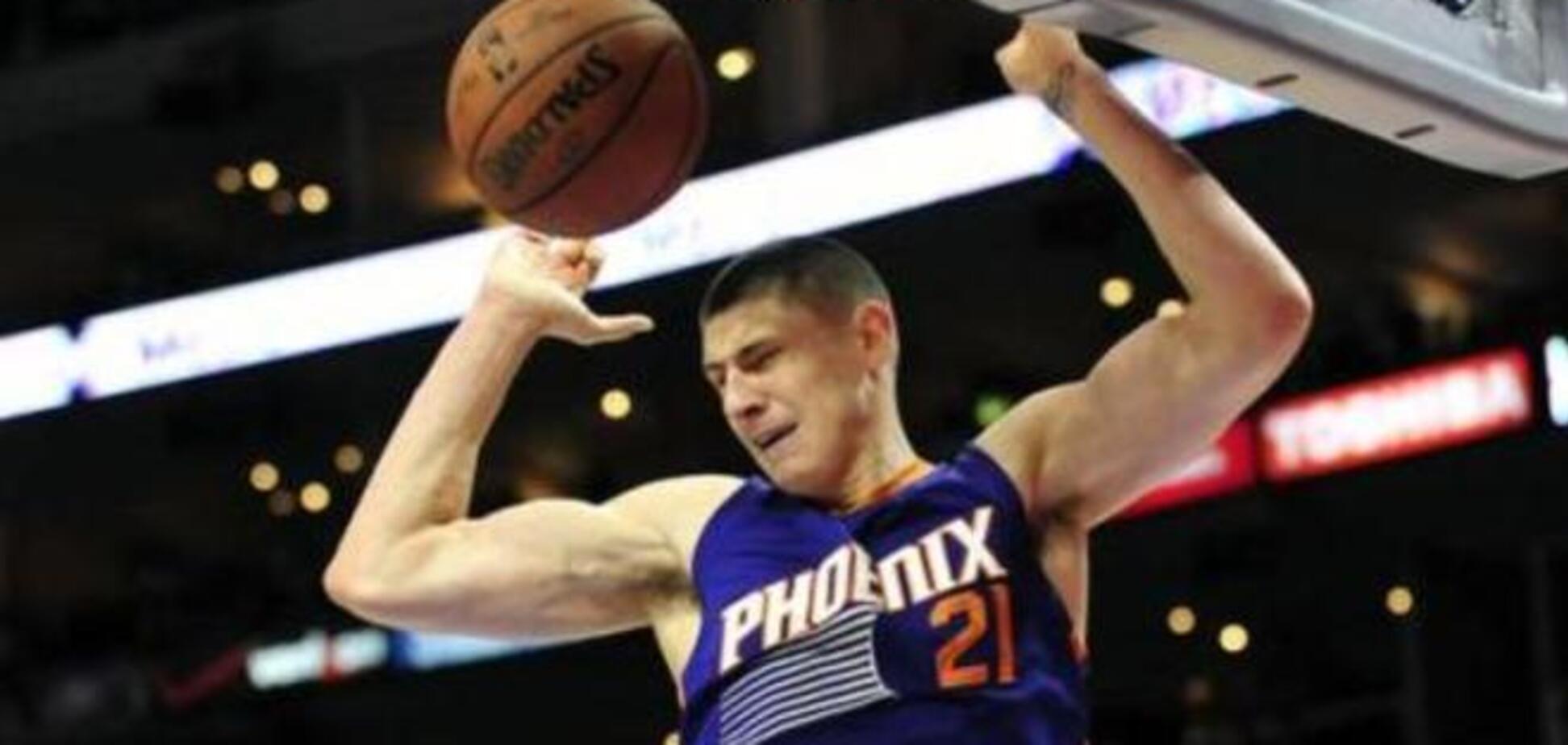 Украинский баскетболист помог 'солнцам' выиграть матч-триллер в НБА