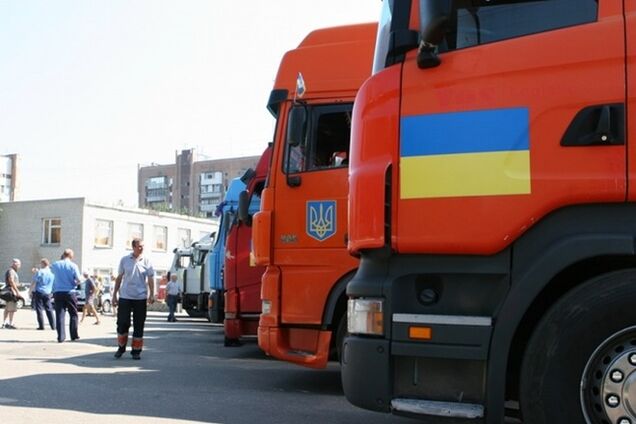 Украина отправляет три колонны гуманитарки на Донбасс