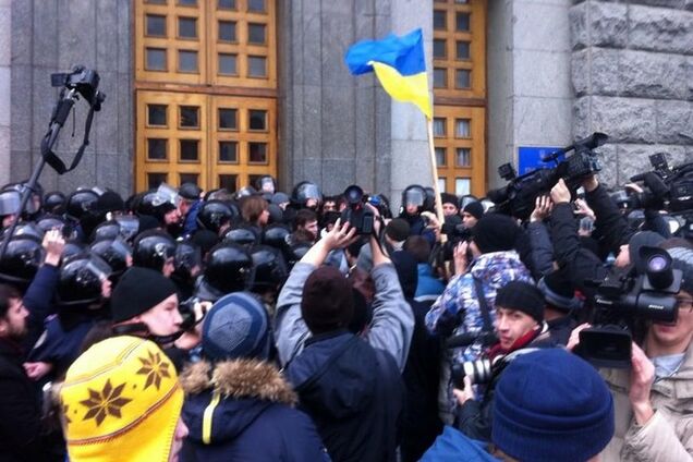 В Харькове активисты штурмуют здание горсовета: перекрыта площадь Конституции и выезд из города