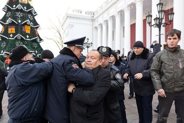 Милиция защитила одесских чиновников от мусорной люстрации: опубликованы фото
