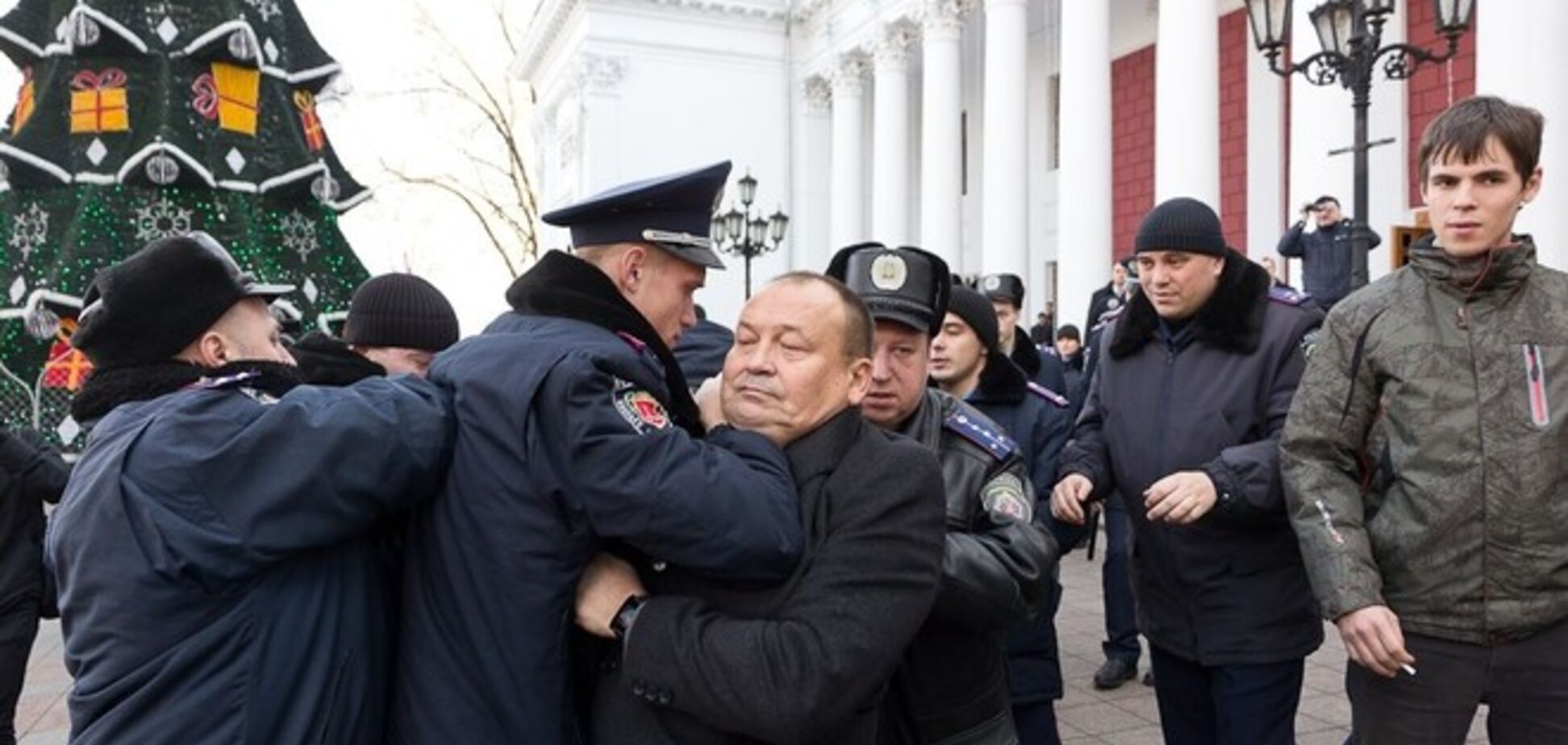 Милиция защитила одесских чиновников от мусорной люстрации: опубликованы фото