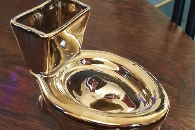 Янукович обзавидуется: каждый черновицкий депутат получил по 'золотому унитазу'