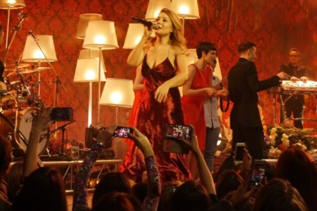 В Киеве с аншлагом прошел концерт Тины Кароль: зрители не могли сдержать слез