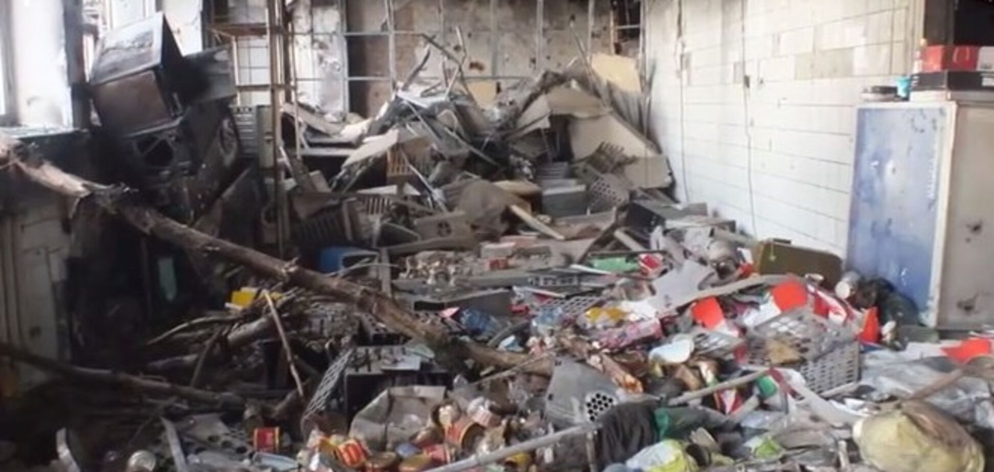 Террористы показали полностью разбитый старый терминал донецкого аэропорта: опубликовано видео