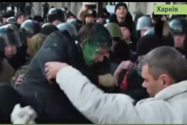 После 'мусорной люстрации' у харьковского депутата обнаружилась травма головы и ожог роговицы глаза