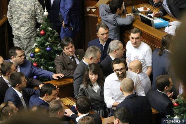 Проблемы в коалиции: Рада со скрипом расширила полномочия СНБО