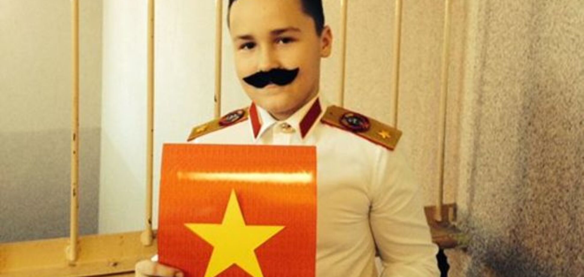 В России на рождественском спектакле ребенок в костюме Сталина сыграл святого Иосифа: опубликовано фото