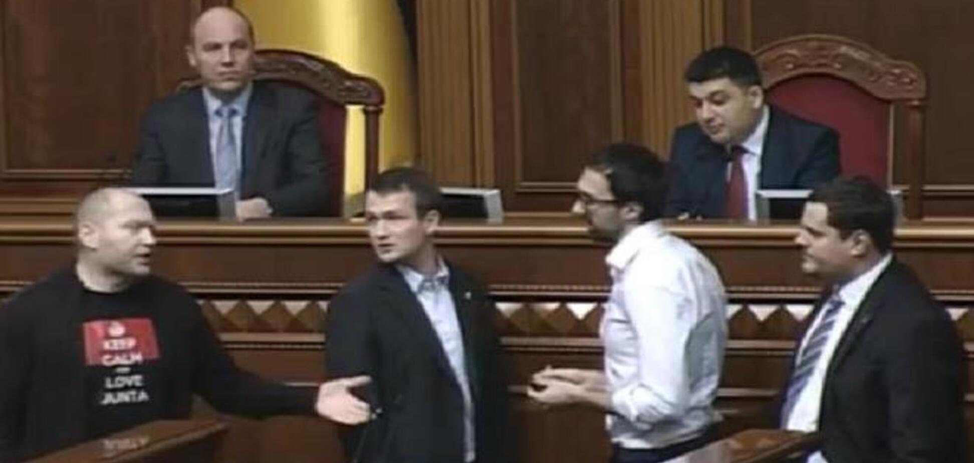Депутаты пытались заблокировать Раду, протестуя против усиления СНБО