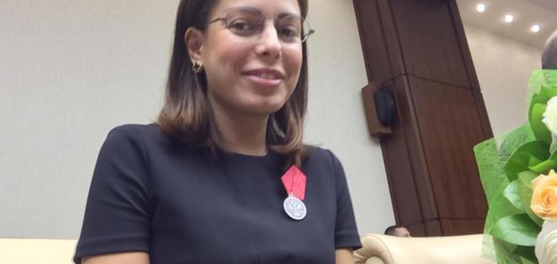 Куратор кремлівських блогерів влаштувала істерику під час обшуку в своєму будинку