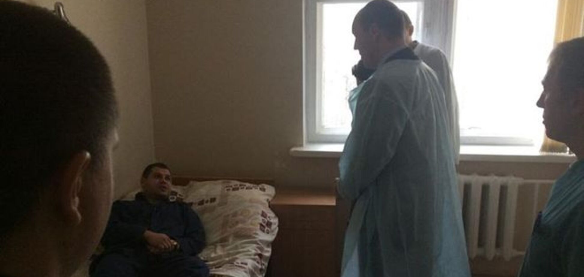Парубий посетил в больнице милиционера, раненного взрывом гранаты