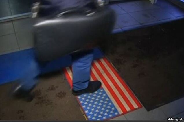 Московский торговый центр предлагает посетителям вытереть ноги о флаг США: фотофакт