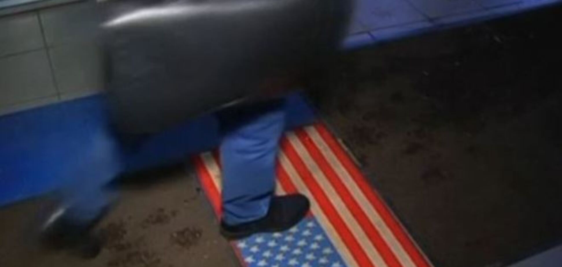 Московський торговий центр пропонує відвідувачам витерти ноги об прапор США: фотофакт
